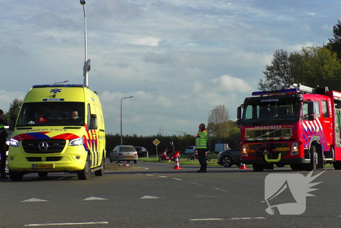 Taxibus en personenauto klappen op elkaar