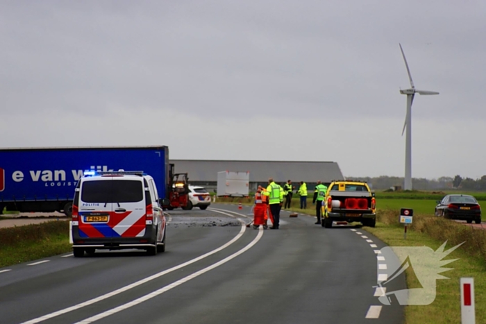 Zwaargewonde bij frontale aanrijding tussen vrachtwagen en personenauto