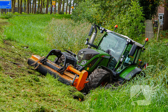 Tractor belandt in sloot tijdens maai werkzaamheden