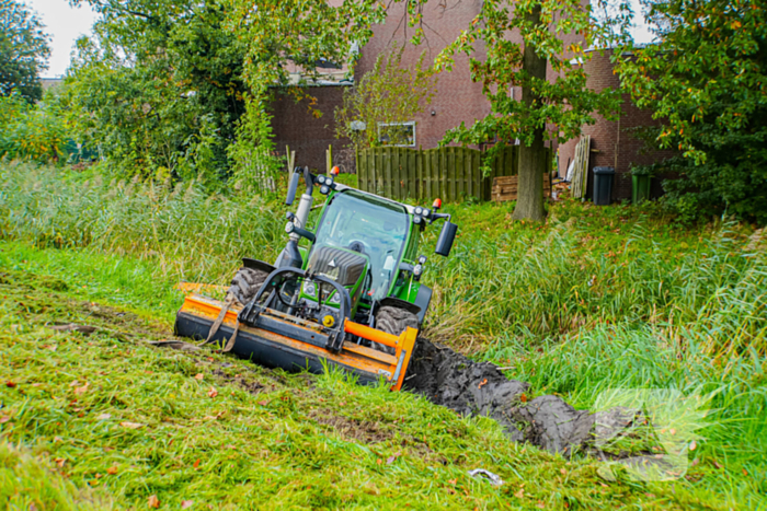 Tractor belandt in sloot tijdens maai werkzaamheden