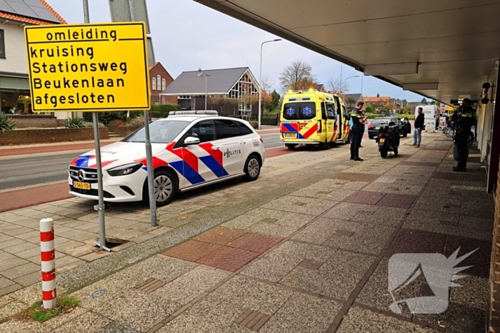 Scooterrijder en automobilist met elkaar in botsing