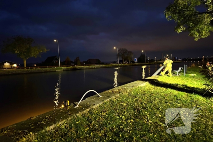 Zoektocht door duikers naar persoon te water