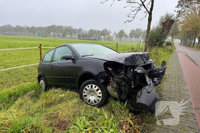 Vrouw raakt van de weg en eindigt in sloot na botsing