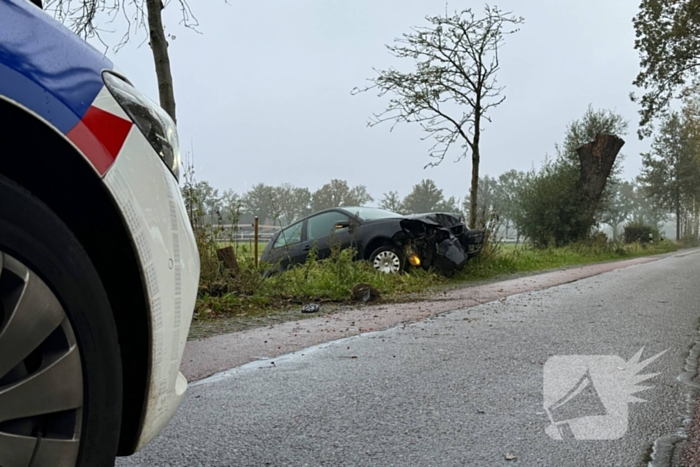 Vrouw raakt van de weg en eindigt in sloot na botsing