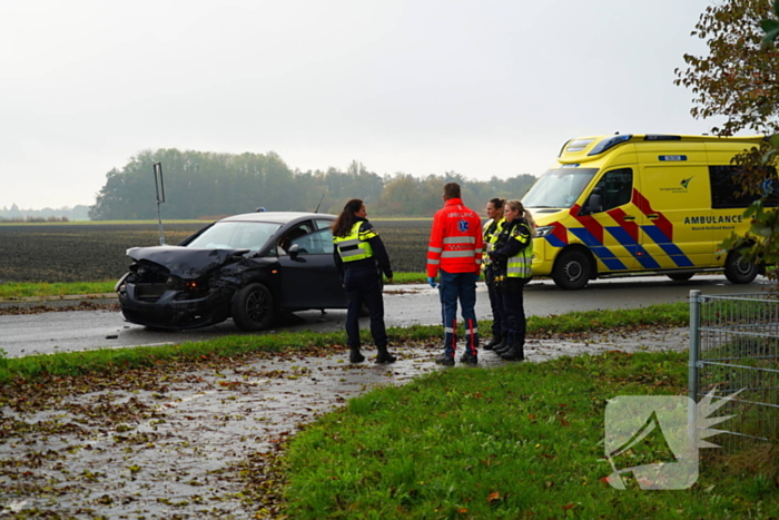 Twee personenwagens lopen schade op bij botsing