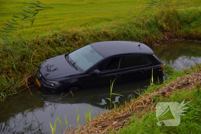 Auto raakt van weg en belandt in sloot