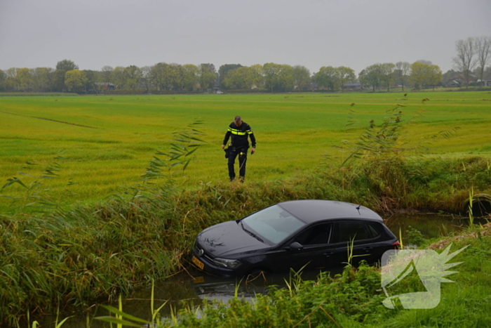 Auto raakt van weg en belandt in sloot