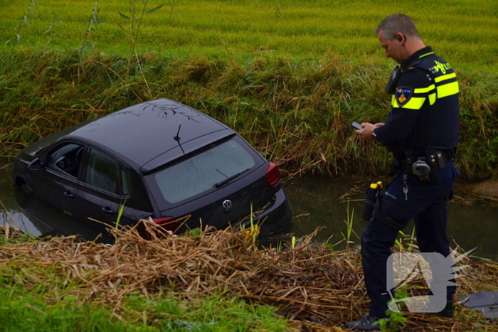 Auto raakt van weg en belandt in sloot