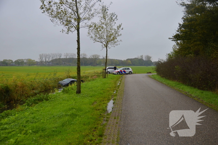 Auto raakt van weg en belandt in sloot