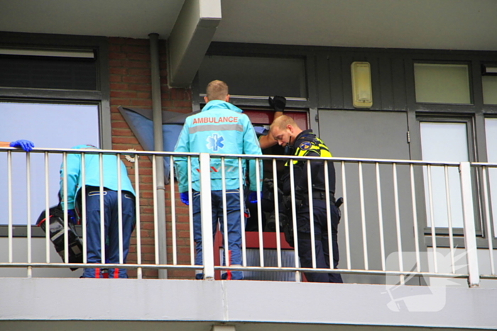 Politie ramt woning open voor ambulancedienst