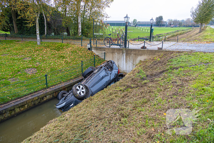 Auto word geraakt door bestelbus en belandt in sloot