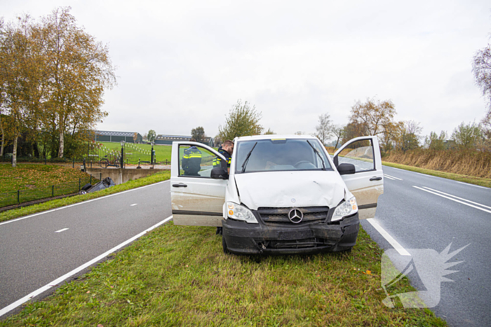 Auto word geraakt door bestelbus en belandt in sloot