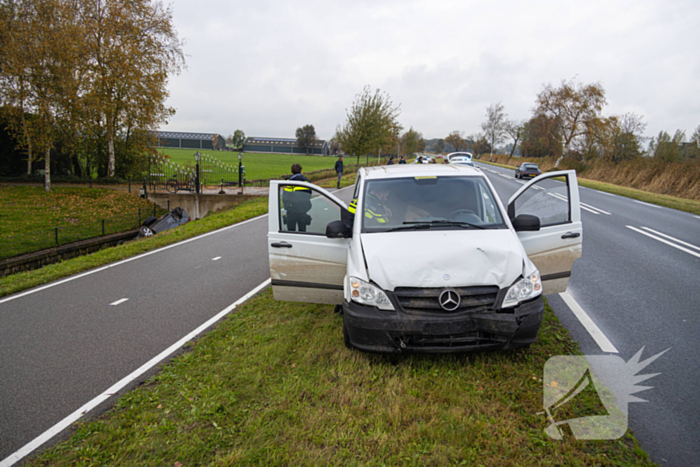 Auto word geraakt door bestelbus en belandt in sloot