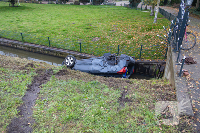 Auto word geraakt door bestelbus en belandt in sloot