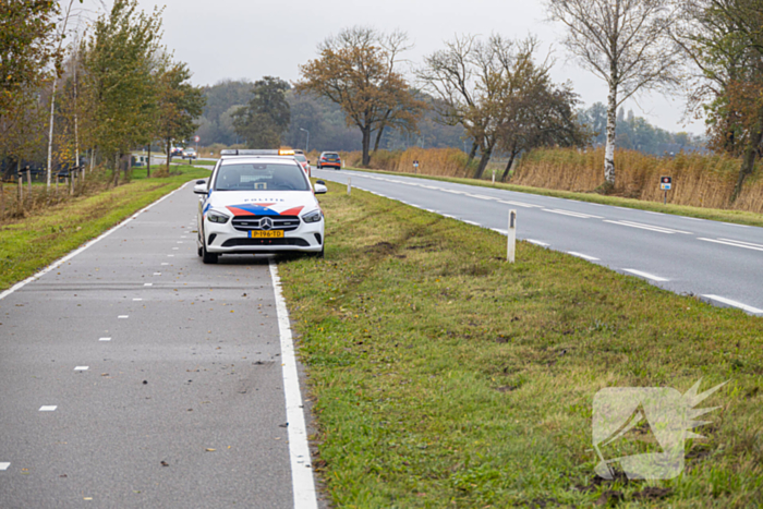 Auto word geraakt door bestelbus en belandt in sloot