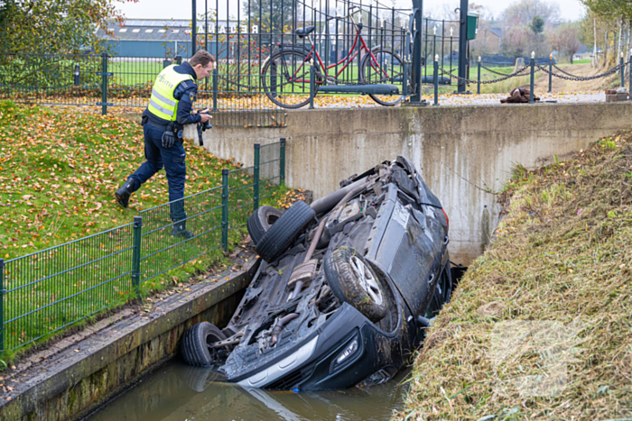 Auto word geraakt door bestelbus en belandt in sloot