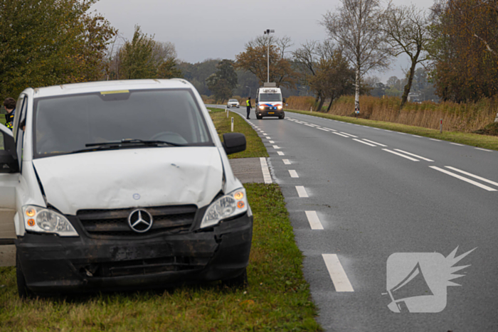 Auto word geraakt door bestelbus en belandt in sloot