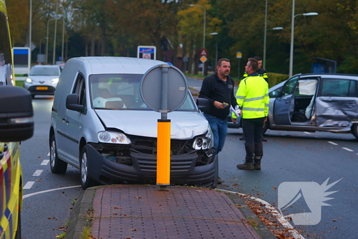 Twee voertuigen zwaar beschadigd bij botsing op kruising