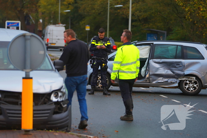 Twee voertuigen zwaar beschadigd bij botsing op kruising