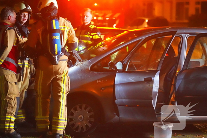 Buurtbewoners weten autobrand onder controle te krijgen