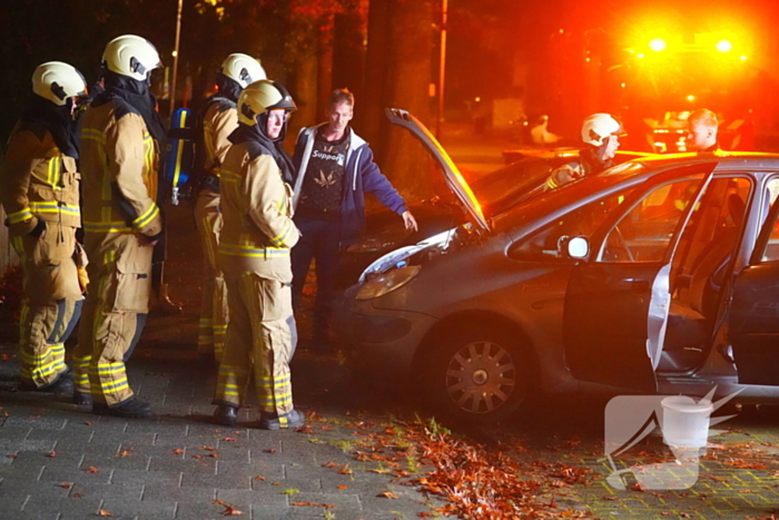 Buurtbewoners weten autobrand onder controle te krijgen