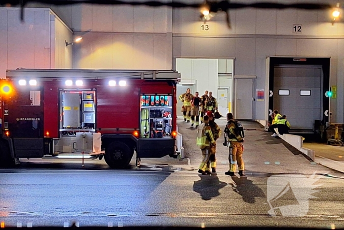 Accu van heftruck in bedrijfspand viegt in brand