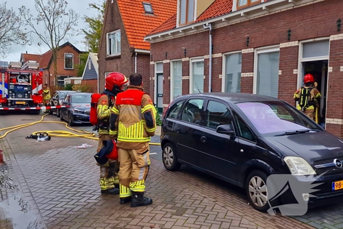 Bewoner probeert hulpdiensten te weren na brandmelding