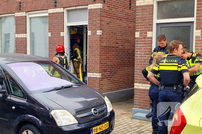 Bewoner probeert hulpdiensten te weren na brandmelding