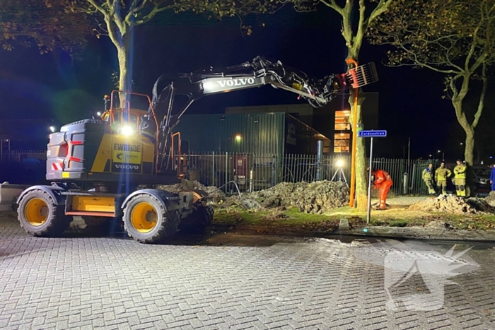 Boom dreigt om te vallen na wateroverlast en zorgt voor gevaar wegens gasleiding