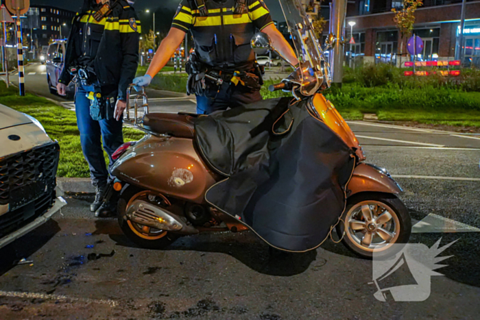 Scooterrijder ten val na botsing met auto