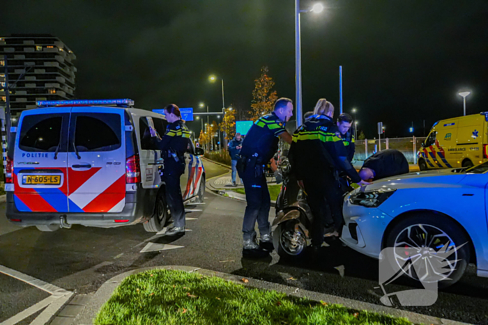 Scooterrijder ten val na botsing met auto