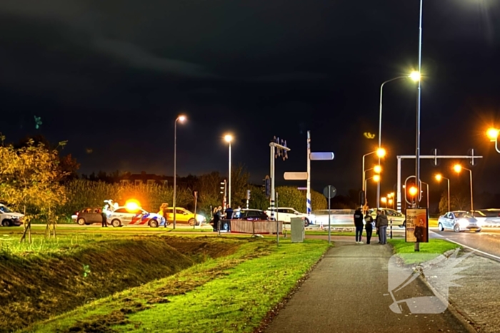 Kruising bezaaid met brokstukken na harde botsing