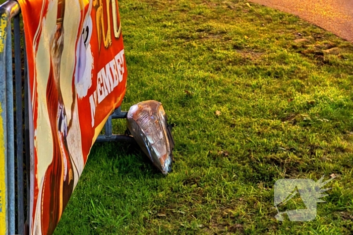 Kruising bezaaid met brokstukken na harde botsing