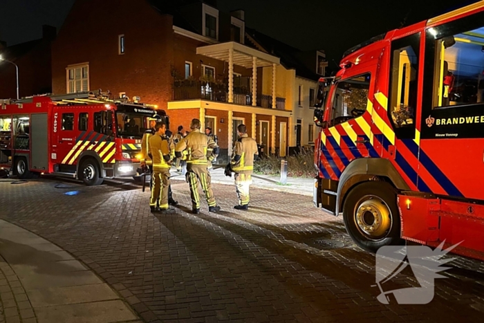 Brandweer blust brand op zolder