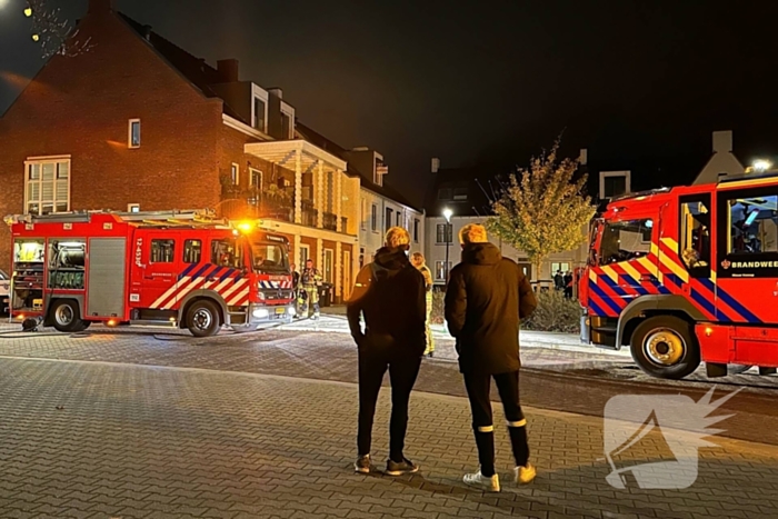 Brandweer blust brand op zolder