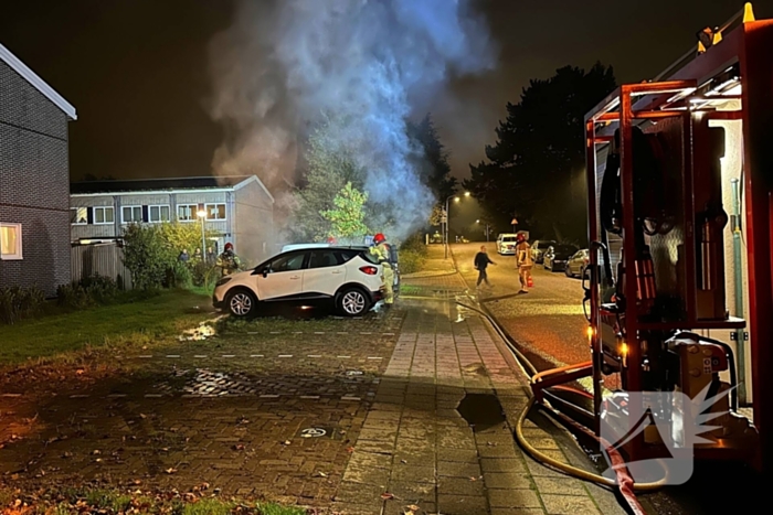 Auto volledig uitgebrand naast woning