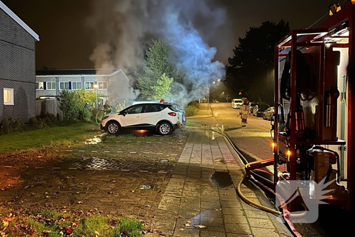 Auto volledig uitgebrand naast woning