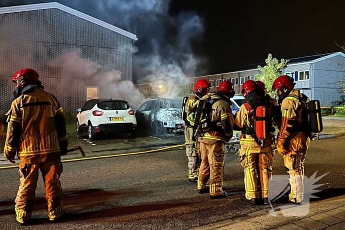 Auto volledig uitgebrand naast woning