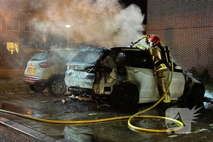 Auto volledig uitgebrand naast woning