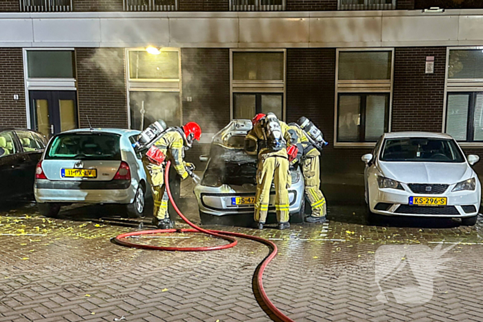 Auto vliegt in brand in nachtelijke uren