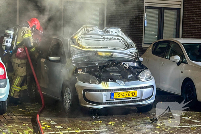 Auto vliegt in brand in nachtelijke uren