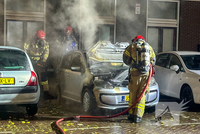 Auto vliegt in brand in nachtelijke uren