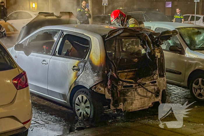 Auto vliegt in brand in nachtelijke uren