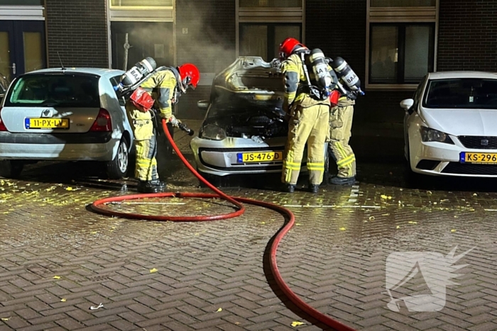 Auto vliegt in brand in nachtelijke uren