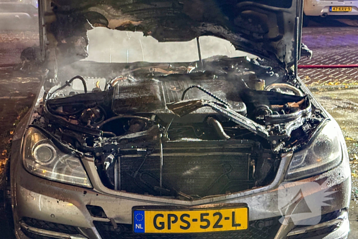 Opnieuw gaat auto in vlammen op