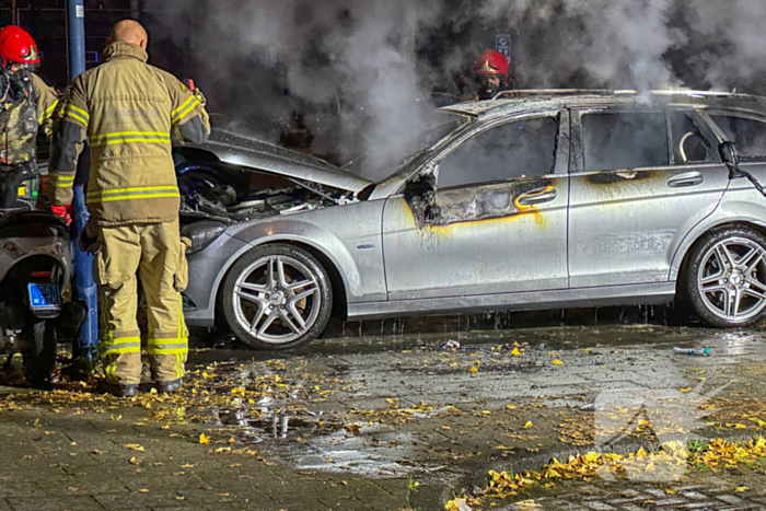 Opnieuw gaat auto in vlammen op