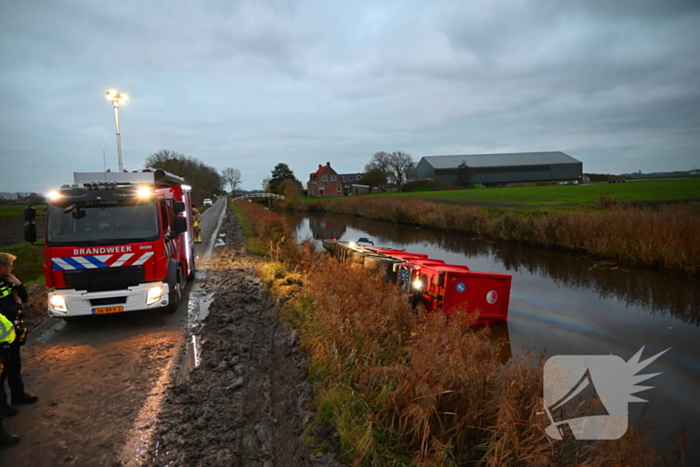 Vrachtwagen op zijn kant in de sloot