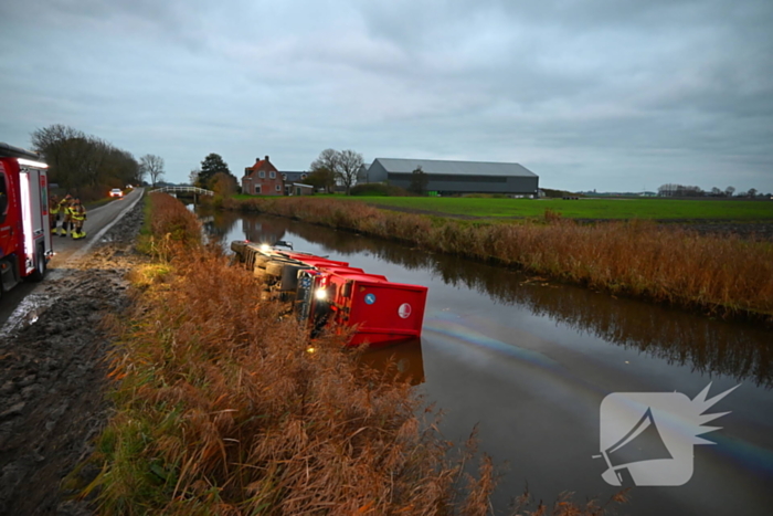 Vrachtwagen op zijn kant in de sloot