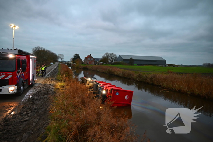 Vrachtwagen op zijn kant in de sloot