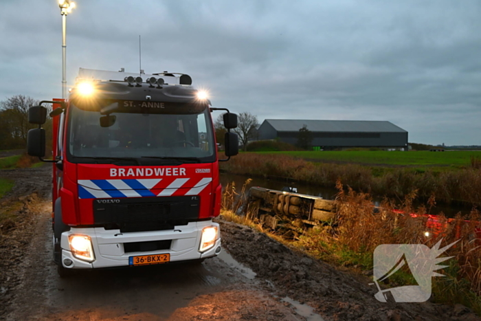 Vrachtwagen op zijn kant in de sloot